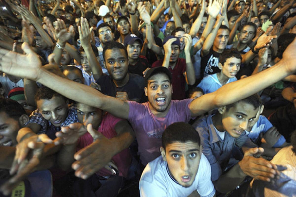 Una multitud de persones celebren la presa de Trípoli i la detenció dels fills de Muammar Gaddafi a Bengasi (Líbia) .