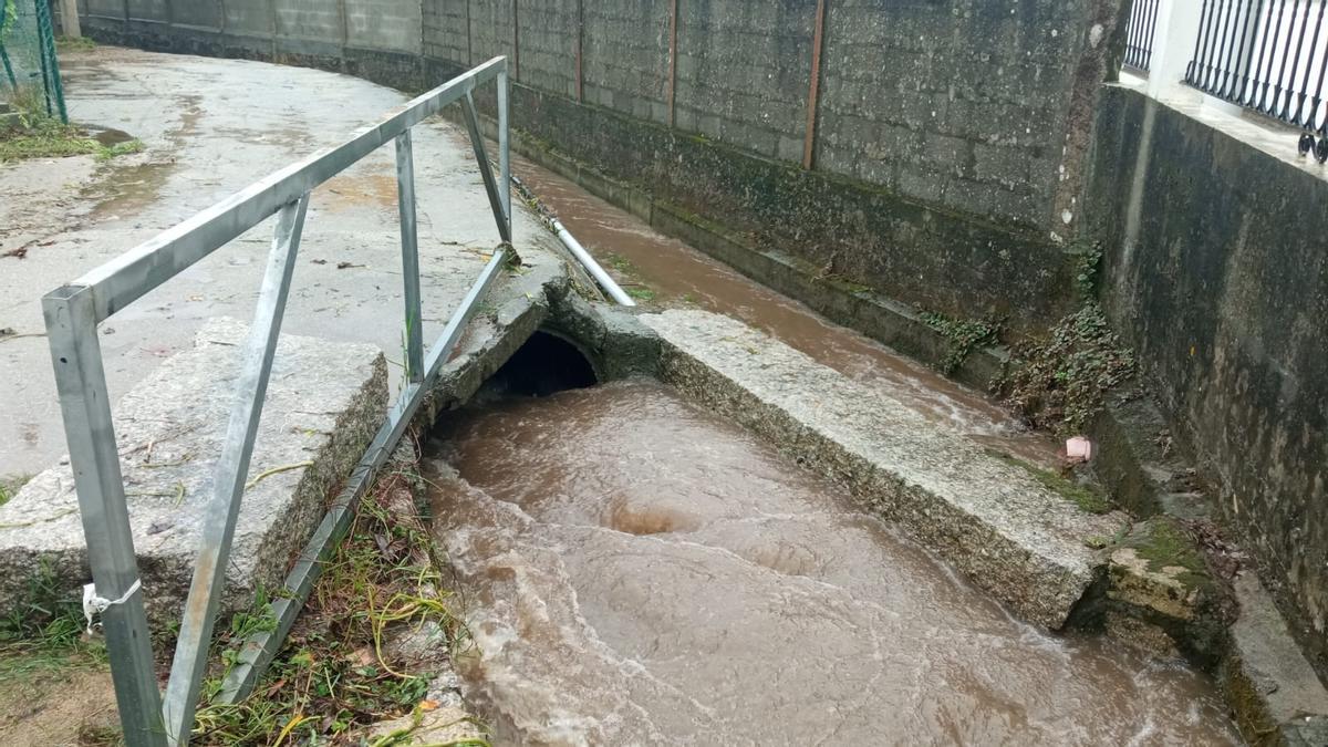 La borrasca Aline pone en alerta el río Bispo en Bueu