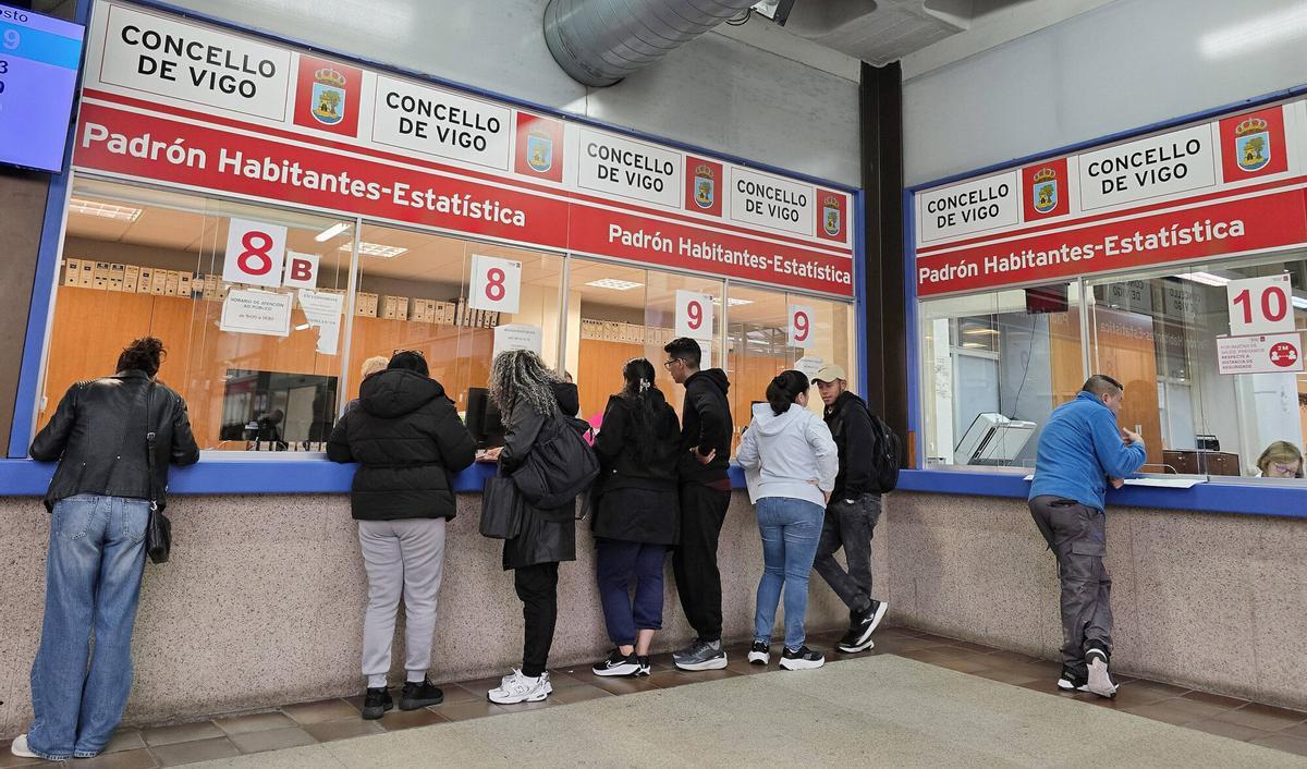 Ventanillas del padrón de habitantes en la lonja del Concello de Vigo.