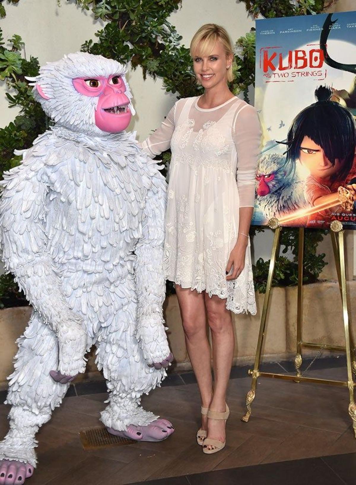 Charlize Theron, junto a su personaje, en la presentación de Kubo and the two strings.