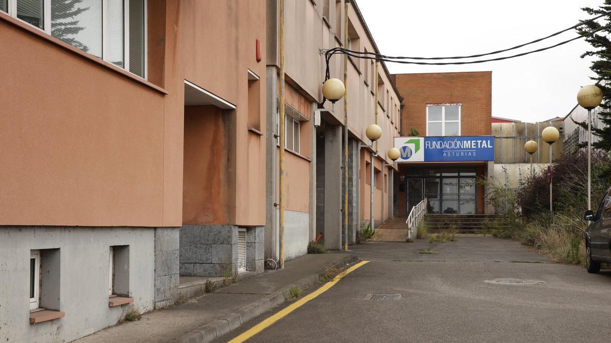 Entrada de la antigua sede de la Fundación Femetal, en Nuevo Roces.