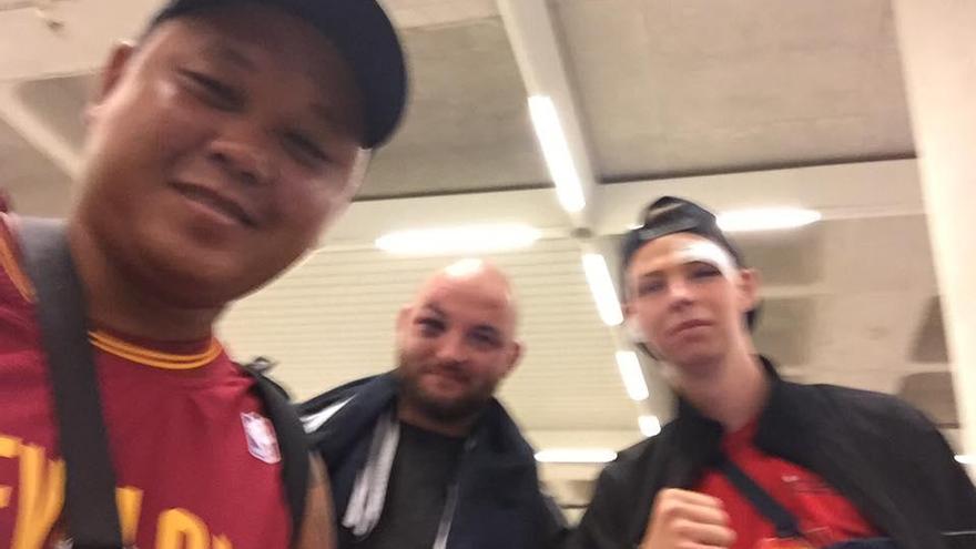 El selfi en el aeropuerto con los más golpeados en la pelea del Arenal