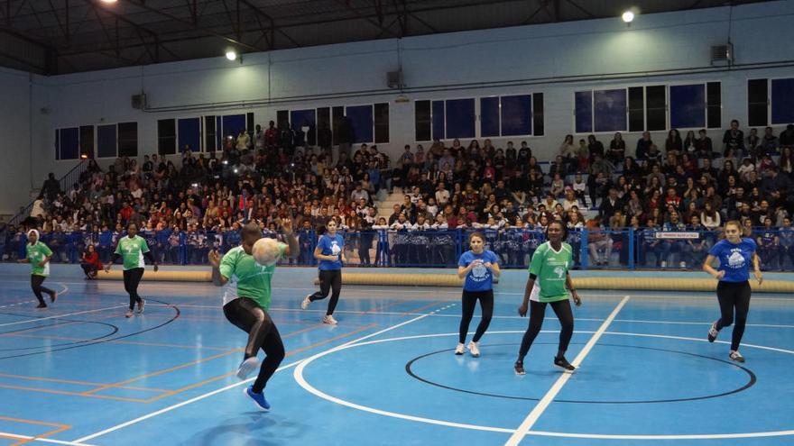 Un momento del partido de fútbol que hace unos días jugaron mujeres en Las Torres.