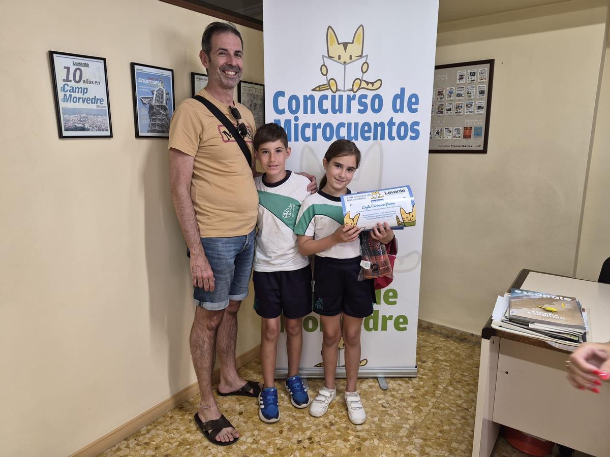 Concurso de Microcuentos: Los premiados recogen sus diplomas y regalos
