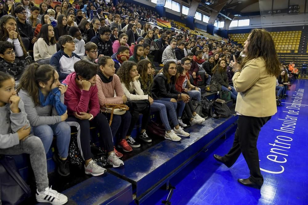 La diputada Carla Antonelli, con estudiantes de Secundaria en el Centro Insular de Deportes