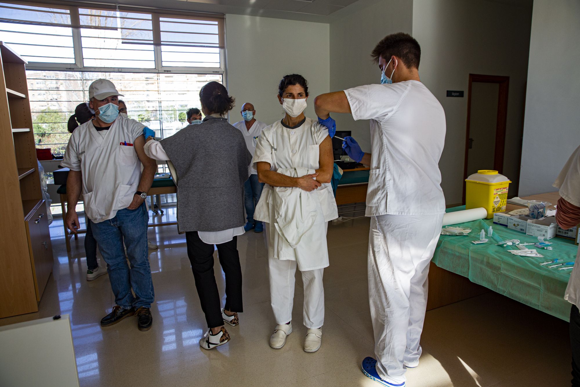 Los sanitarios del centro de salud Lo Morant de Alicante reciben la segunda dosis