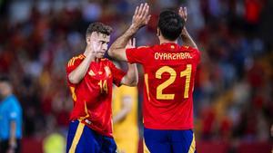 Fermín celebra con Oyarzabal un gol de la Roja