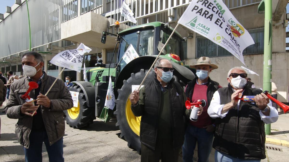 Agricultores protestan ante la Subelegación del Gobierno.