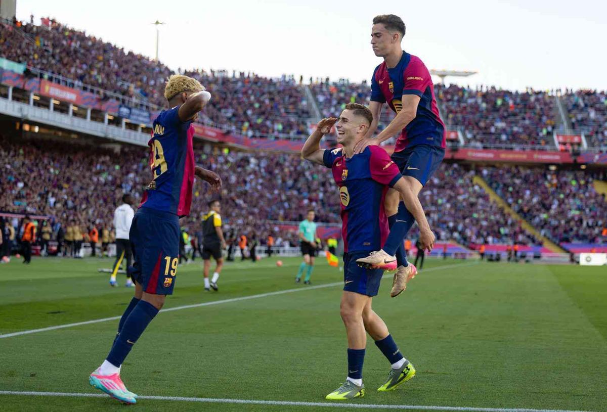 Lamine, Fermín López y Gavi celebran el golazo del primero