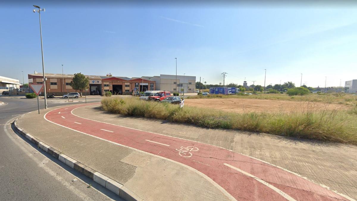 Carril bici con el polígono Mas del Jutge de Torrent al fondo.