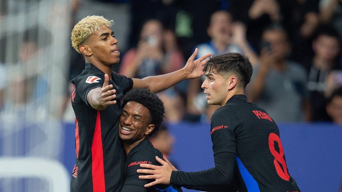 Balde levanta a Lamine Yamal, autor de 0-1, junto a Pedri en el Espanyol-Barça del RCDE Stadium. Balde levanta a Lamine Yamal, autor de 0-1, junto a Pedri en el Espanyol-Barça del RCDE Stadium.