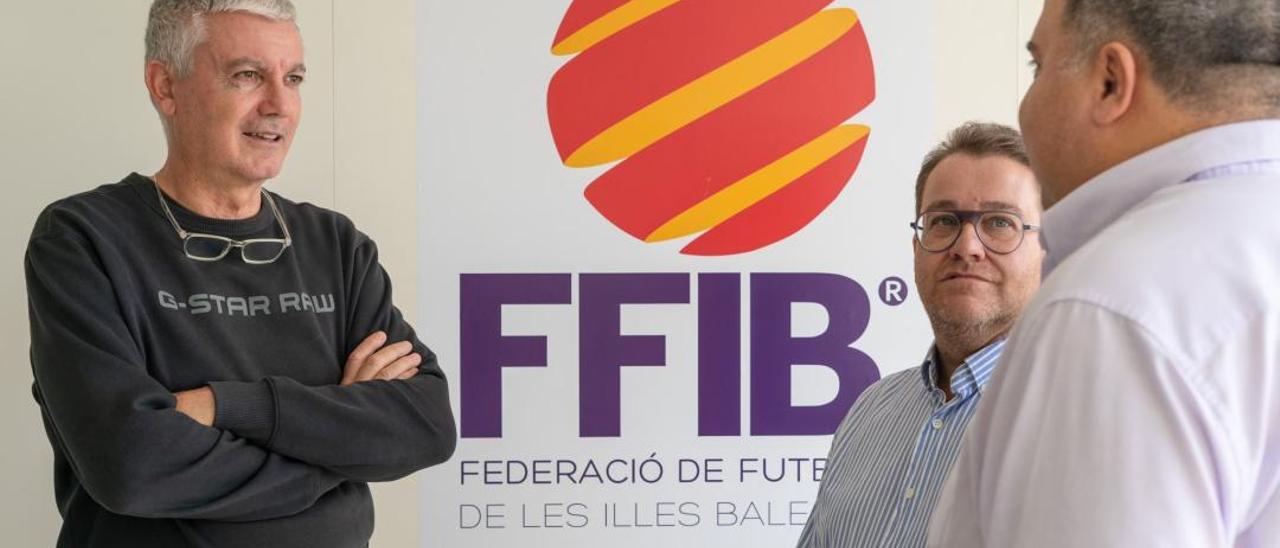 El seleccionador balear Pep Barceló conversa con Pep Sansó, presidente de la FFIB.