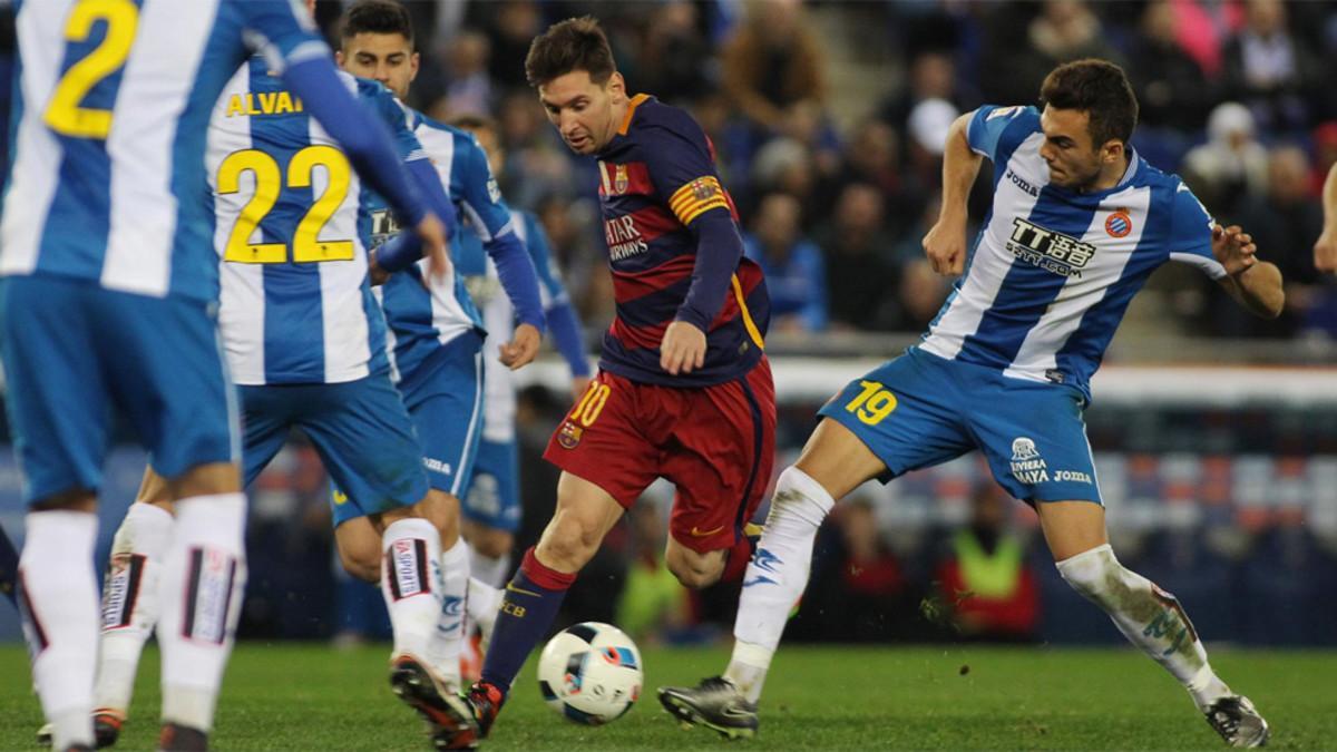 Una imagen del último derbi. Messi, rodeado de jugadores blanquiazules