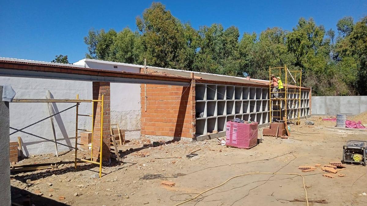 Operarios trabajan en las obras de mejora del cementerio.
