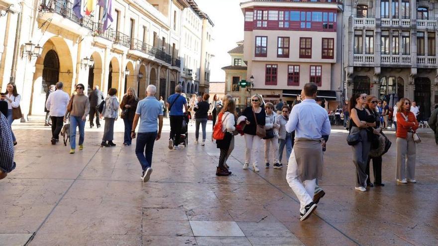 La plaza de l Ayuntamiento, con turistas y vecinos. | LNE