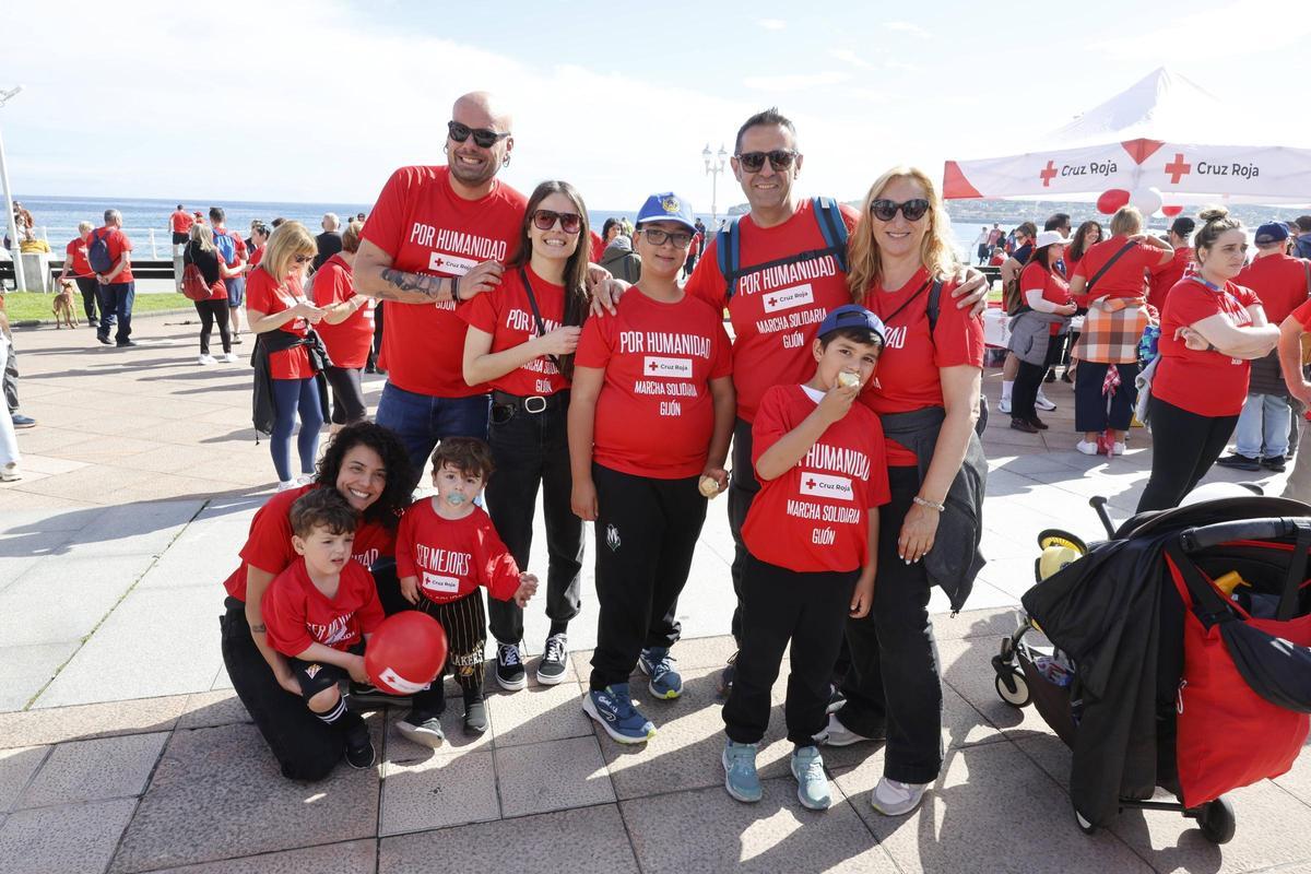 La tercera Marcha Solidaria de la Cruz Roja de Gijón, en imágenes