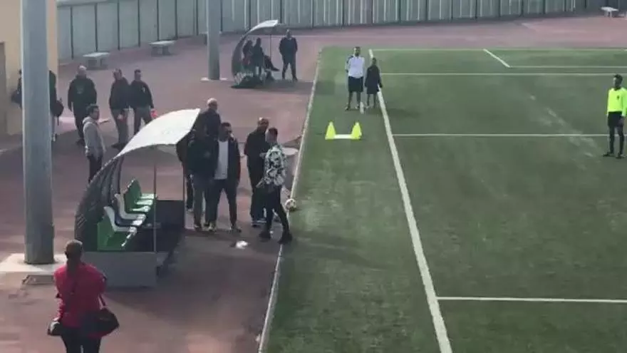 Un entrenador de prebenjamines y el padre de un jugador, a golpes