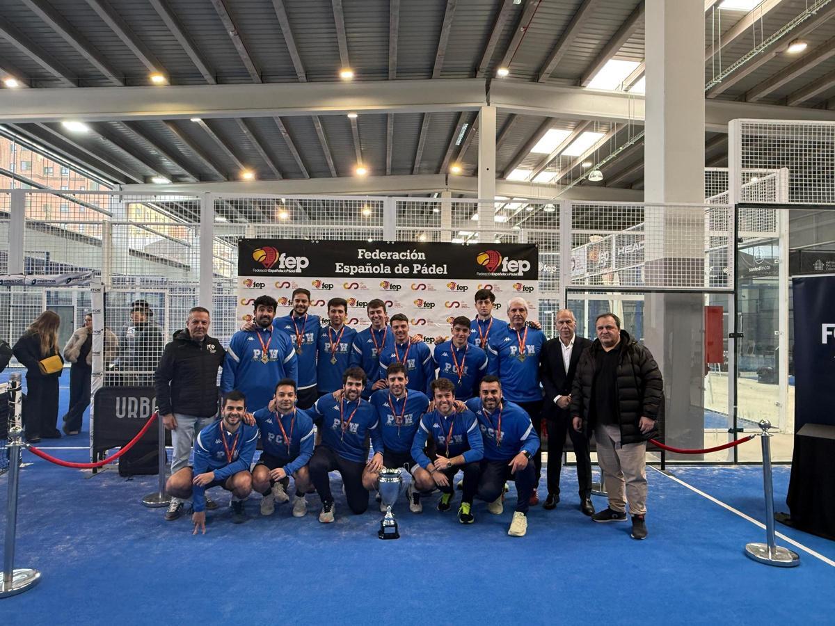 La expedición de El Perú Cáceres, con el trofeo.