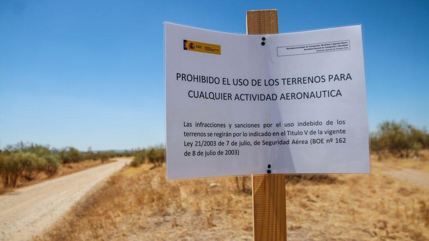 Cartel que prohíbe cualquier actividad aeronáutica en La Cervera.