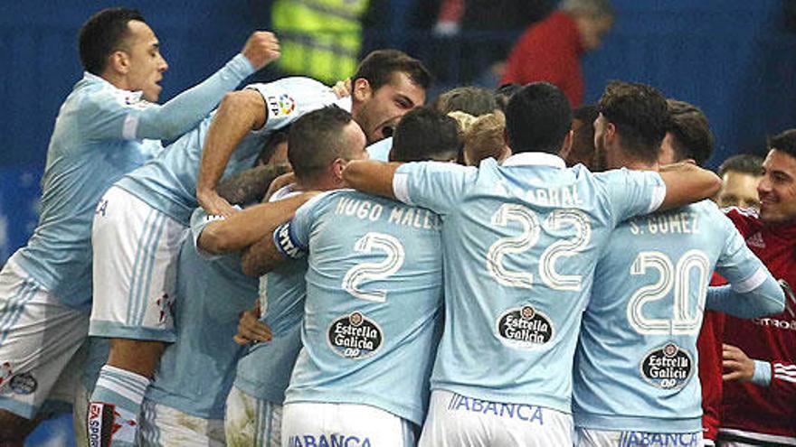 Los jugadores del Celta celebran uno de los goles.