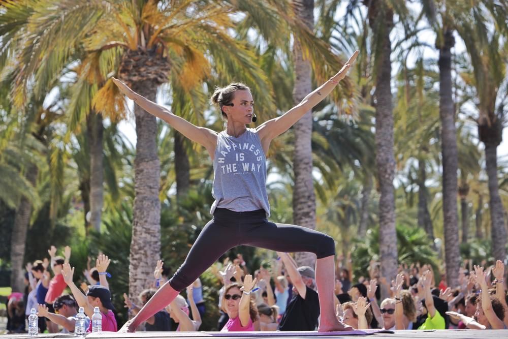 Yoga solidario con Verónica Blume en el Parc de la Mar