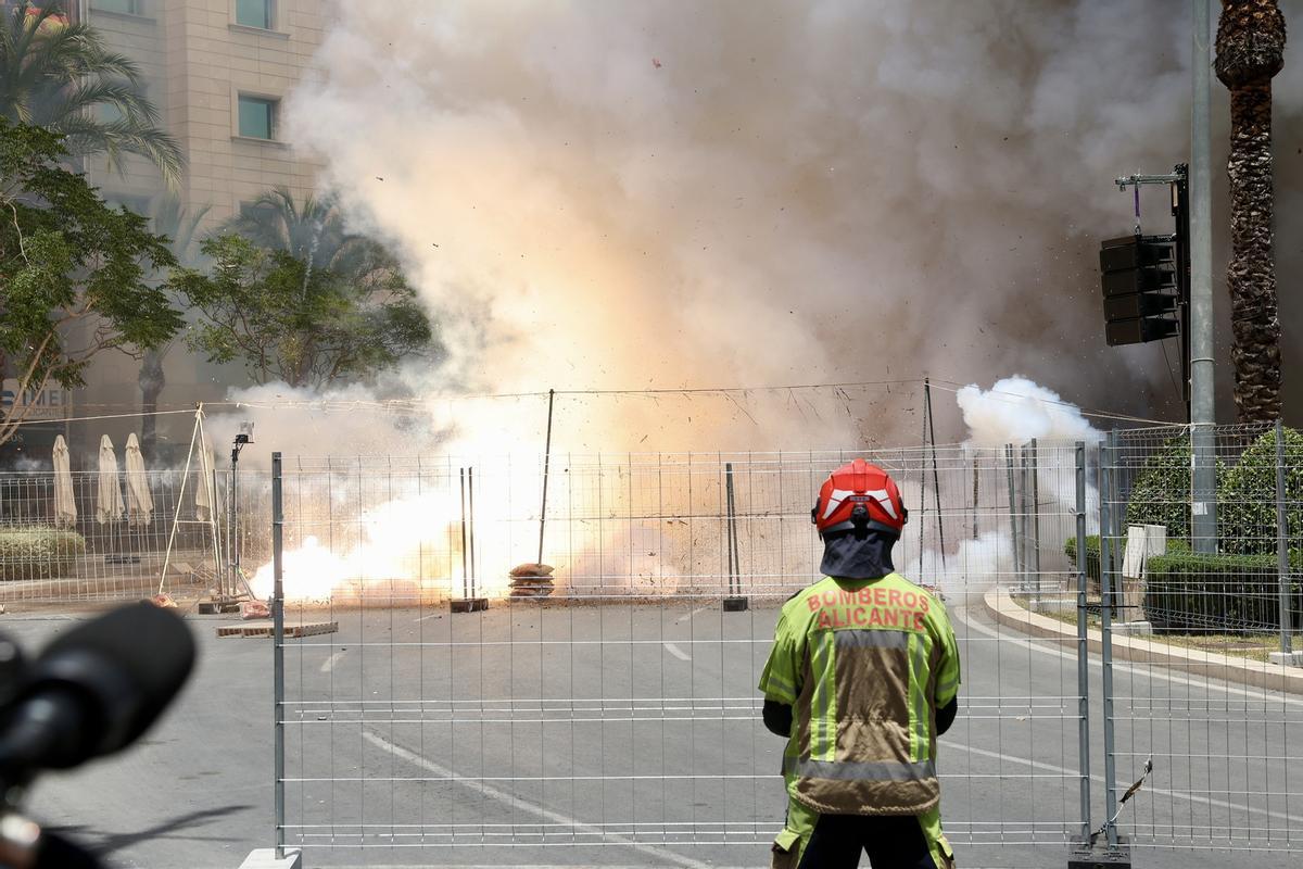 Tercera mascletà de Hogueras con Alicante, València y Castelló