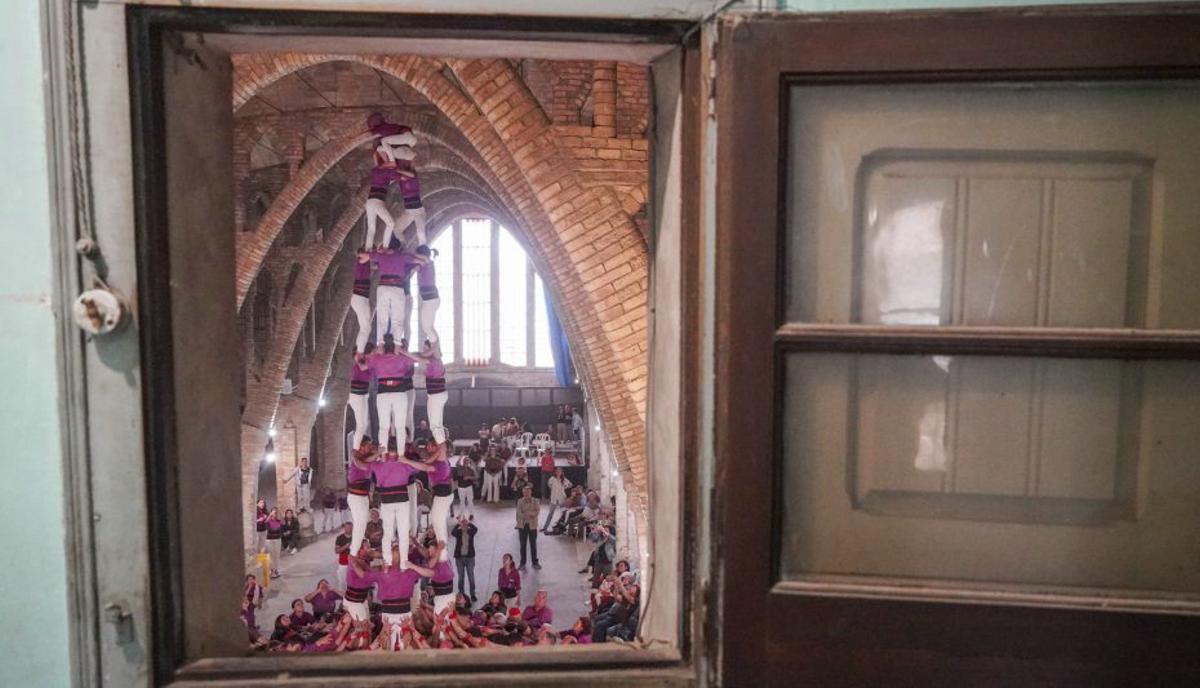 Els Moixiganguers d’Igualada fan el quatre de vuit en la Diada del Sindicat de Sant Guim de Freixenet | MOIXIGANGUERS D’IGUALADA