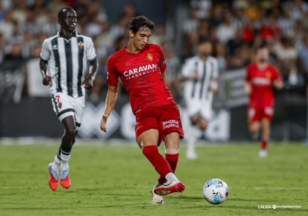 Juan Sebastián da un pase en un partido del Zaragoza.