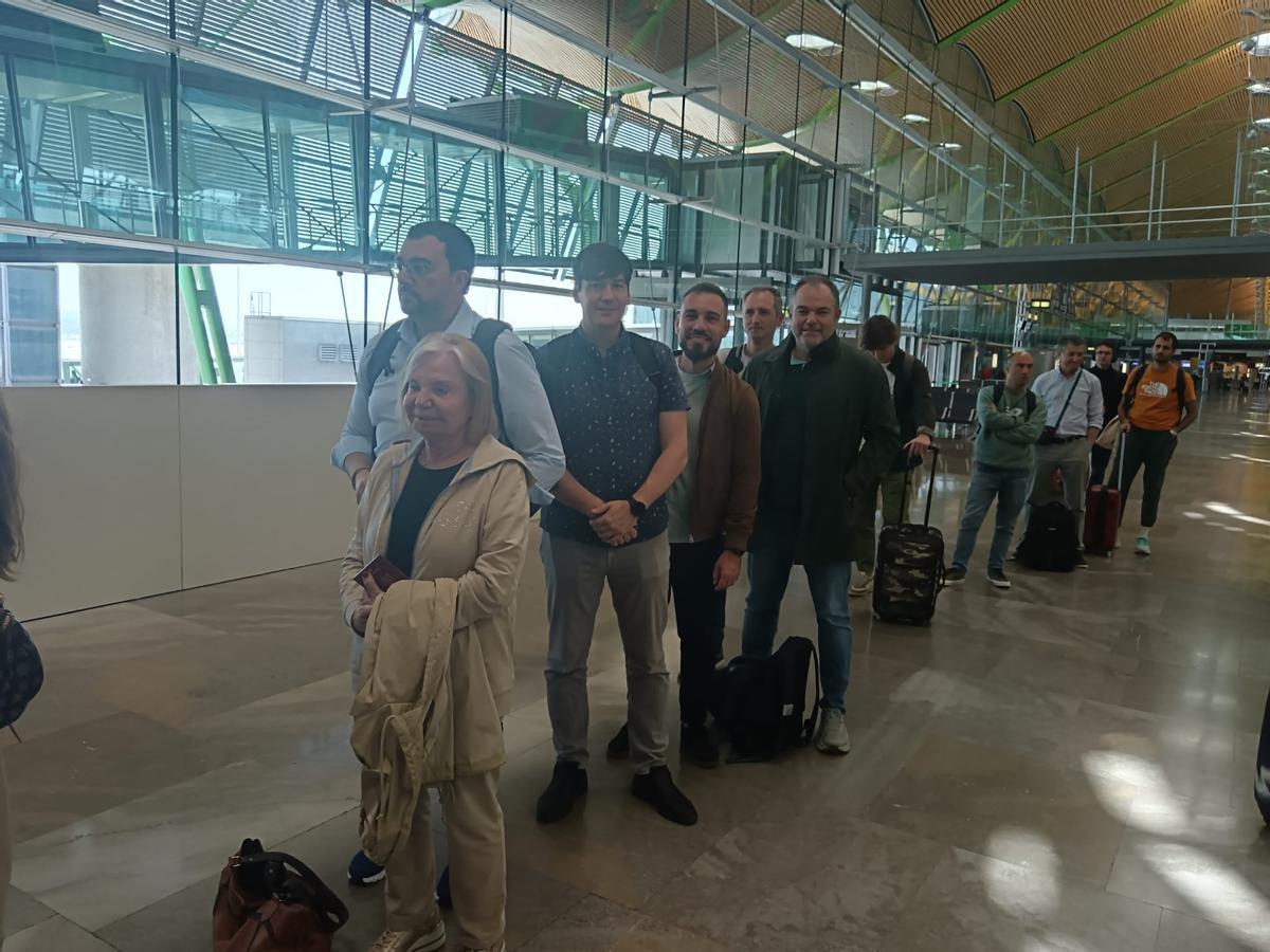En la cola de embarque, María Antonia Fernández Felgueroso, Adrián Barbón, Borja Sánchez, José Sicre, Carlos Paniceres y Davido González.