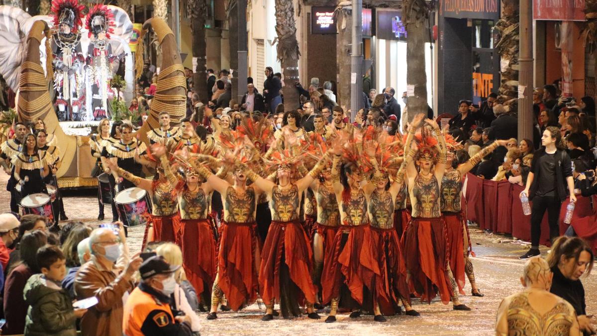 Sant Vicent celebra las fiestas de Moros y Cristianos durante el mes de abril.