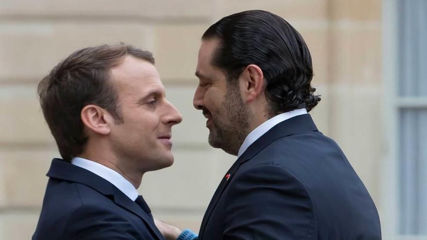 Emmanuel Macron y Saad Hariri se abrazan ayer en París.