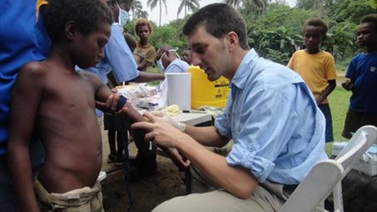 Oriol Mitjà, en Papúa-Nueva Guinea.