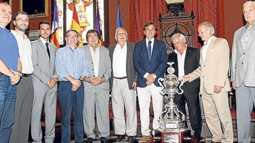 El alcalde de Palma y Cladera junto a las autoridades, ayer en la presentación.