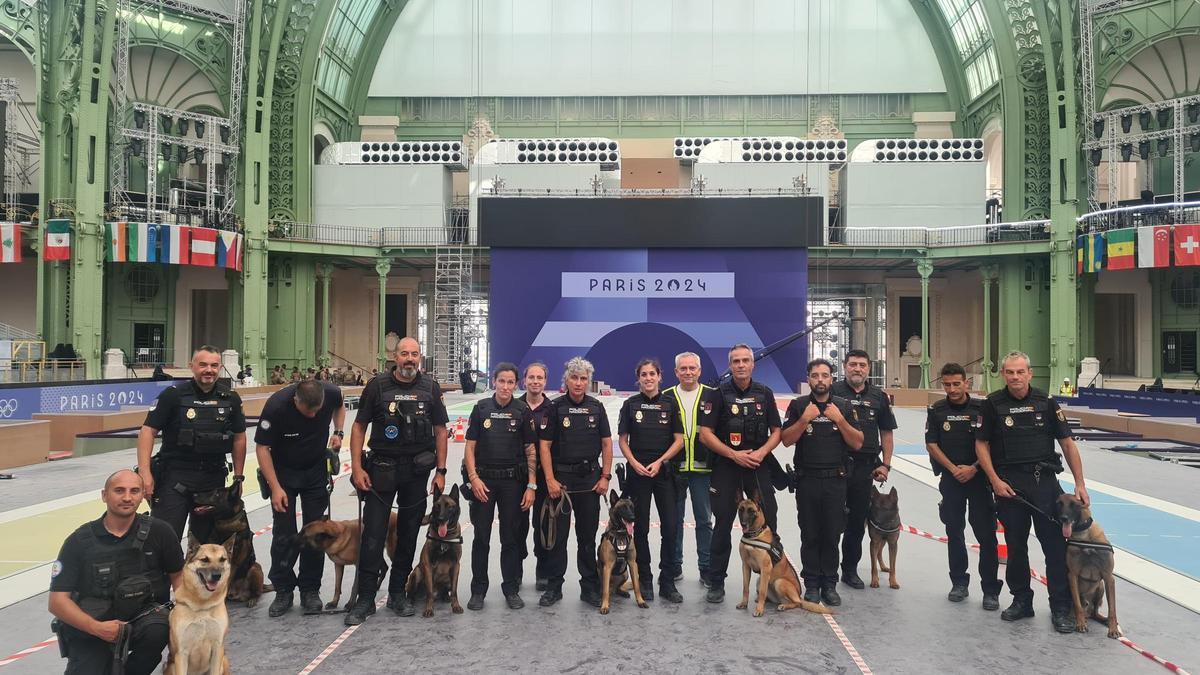 Agentes de la Policía Nacional y la patrulla canina que están dando apoyo a la policía francesa en el despliegue de seguridad de los JJOO de París.