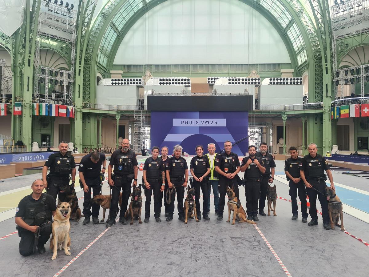 Agentes de la Policía Nacional y la patrulla canina que están dando apoyo a la policía francesa en el despliegue de seguridad de los JJOO de París.