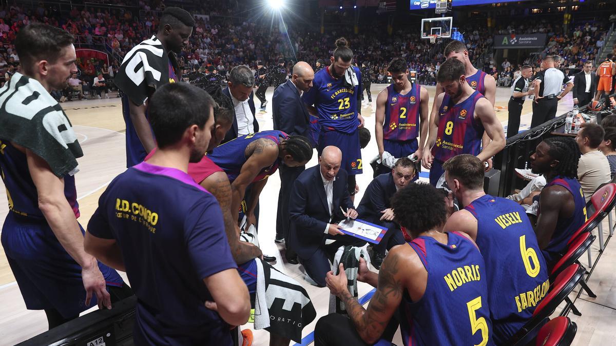 El técnico azulgrana, dando instrucciones durante el partido