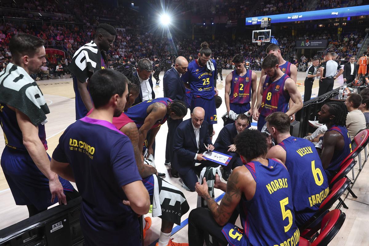 El técnico azulgrana, dando instrucciones durante el partido