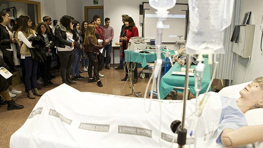 Laboratorio de simulación de urgencias y cuidados críticos de Enfermería en la UA