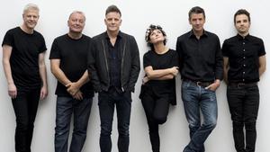 Deacon Blue, en una imagen promocional, con Ricky Ross, tercero por la izquierda