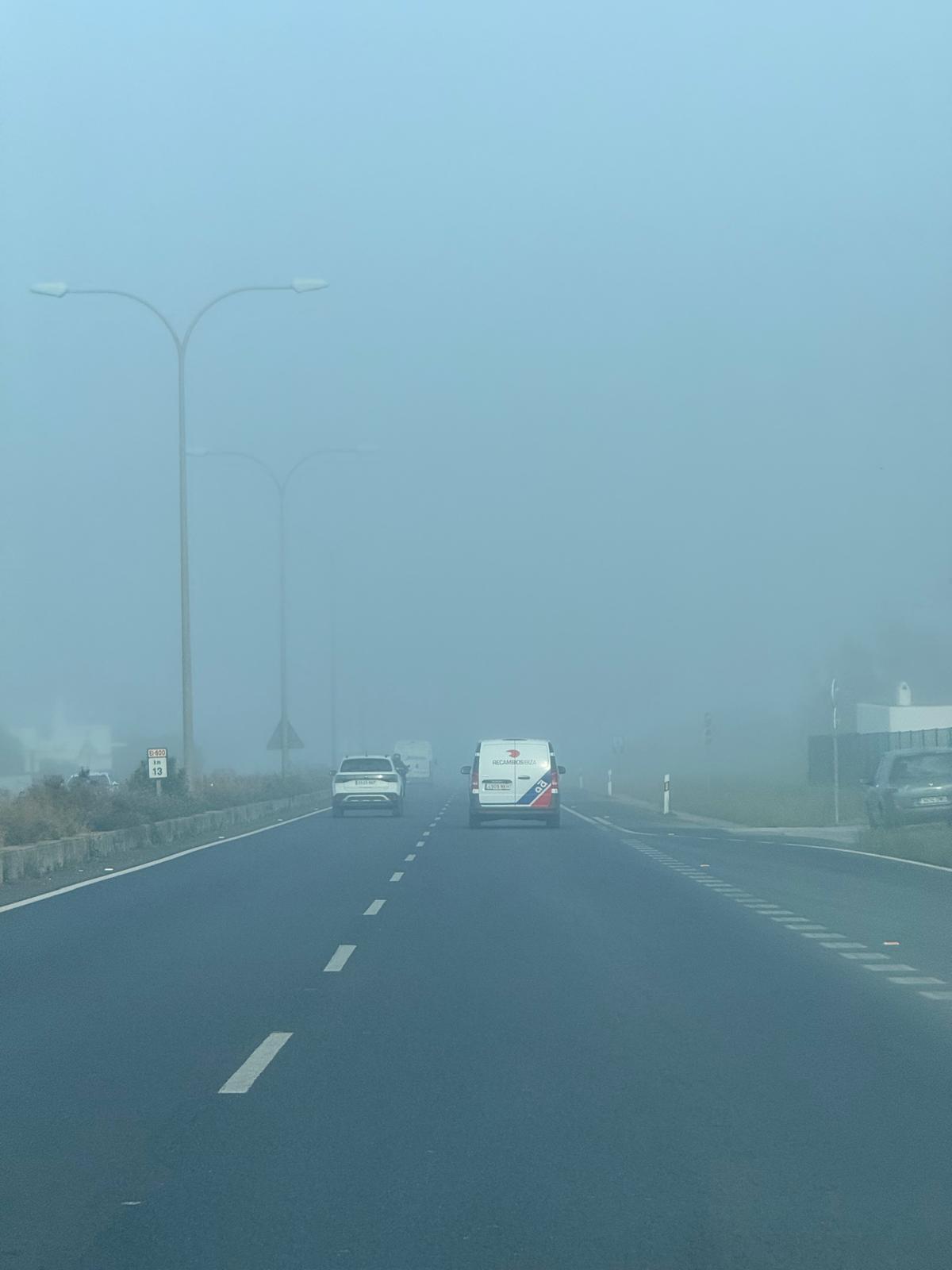Una imagen de la niebla esta mañana en la carretera de Sant Antoni.