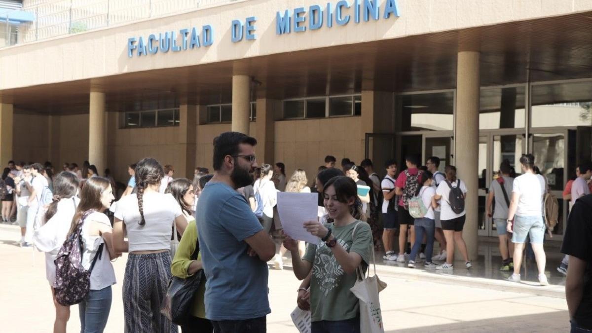 Estudiantes malagueños durante la primera jornada de la Selectividad en Málaga