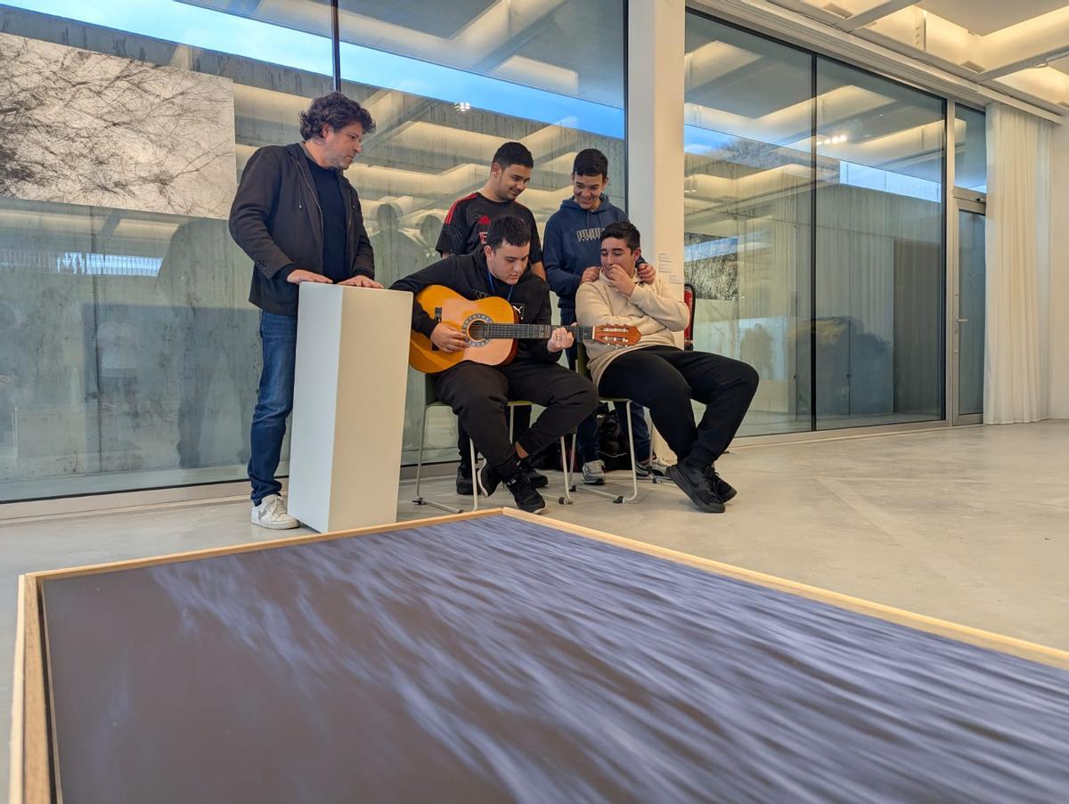 Claudio Garrudo, a la izquierda, junto a cuatro jóvenes durante la actividad celebrada en la Central Artística de Bueño.
