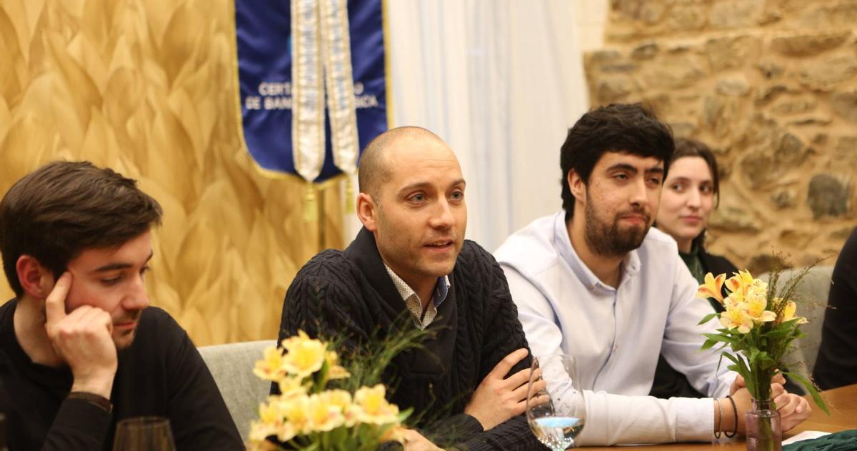 El nuevo director de la Artística, Miguel Dopazo, en el centro, junto a miembros de la directiva. | BERNABÉ/AMANDA CASTRO