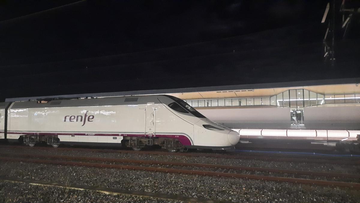 Tren de la serie de 730 de Renfe que cubre los servicios de Alvia con su nuevo vinilado y colores estacionado en Santiago de Compostela