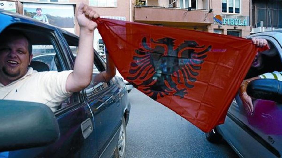 Ciudadanos albanokosovares celebran en Pristina el fallo del Tribunal de La Haya, haciendo sonar los claxons de los coches.
