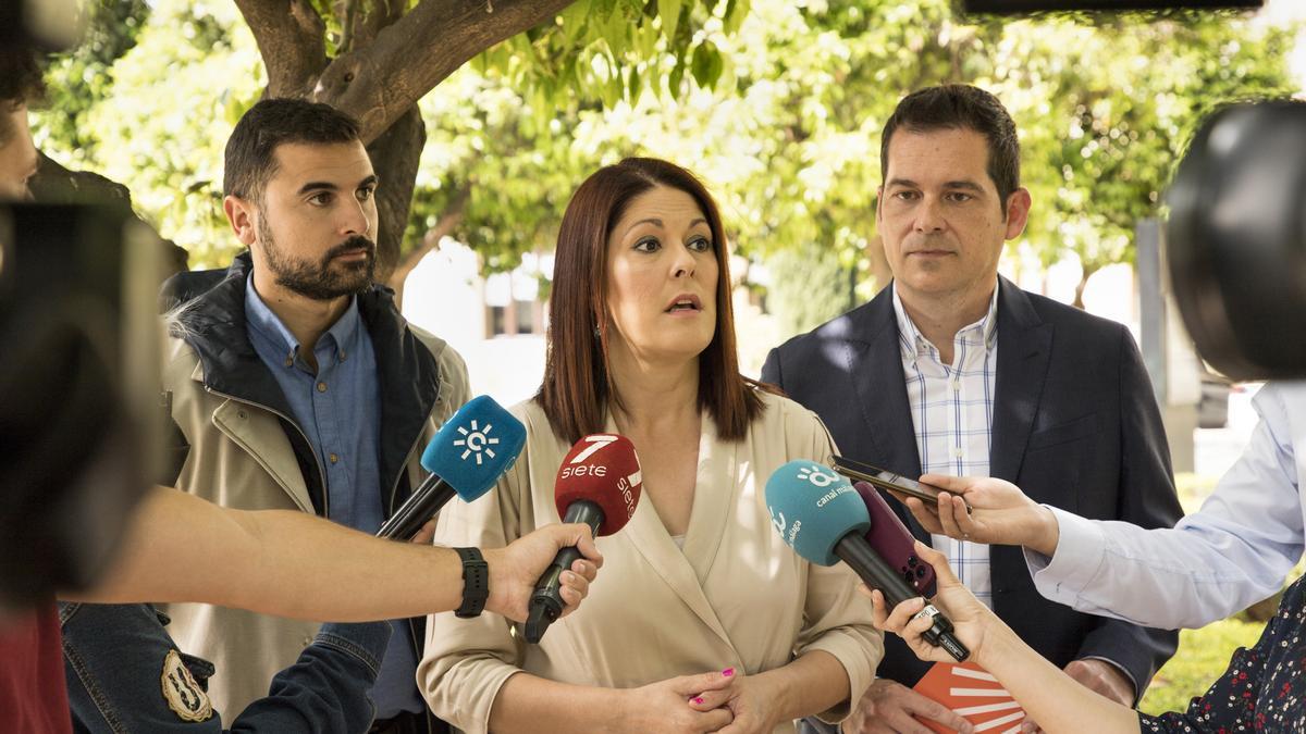 Noelia Losada atiende a los medios.