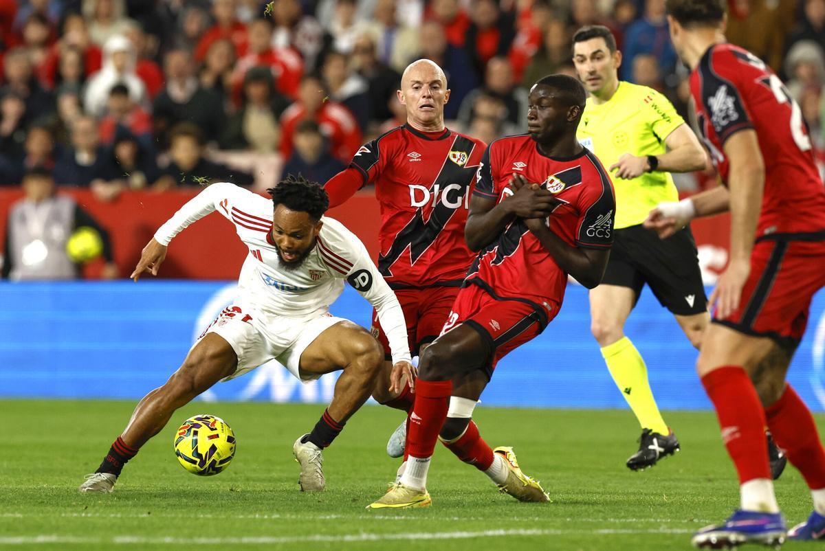 El defensa francés del Rayo Nobel Mendy (d) lucha con el nigeriano Chidera Ejuke, del Sevilla.