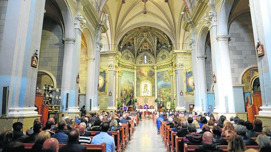 La iglesia Nuestra Señora de la Asunción de Sax se llenó para despedir al fundador de Tacones Gamar.