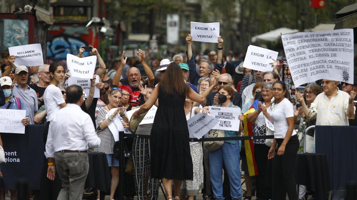 Borràs saluda a los manifestantes que interrumpieron el minuto de silencio por las víctimas.