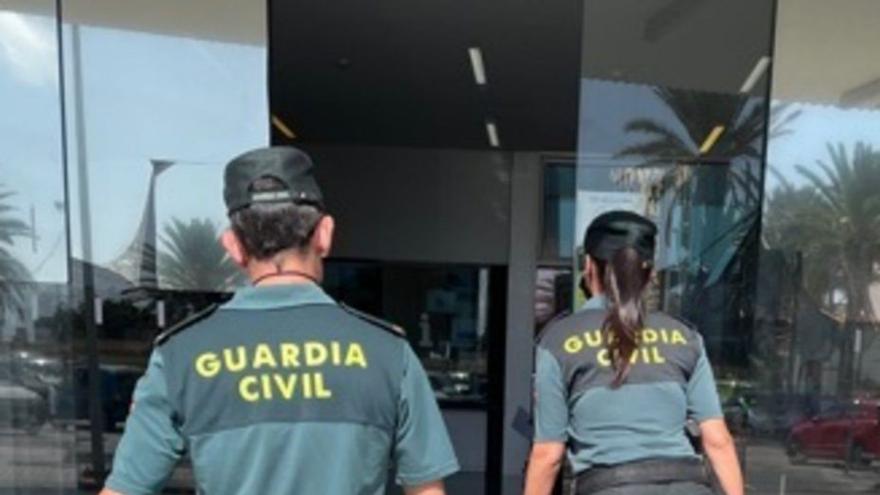 Agentes de la Guardia Civil entran en la comisiaria de Vecindario.  | | LP/DLP